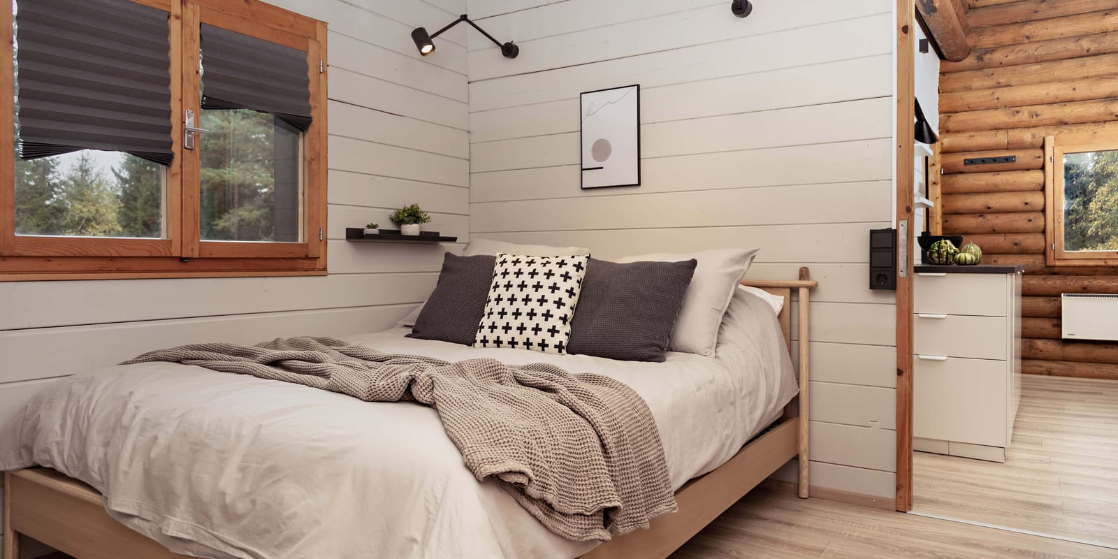 Schlafzimmer mit Blick auf Wald und Wiese