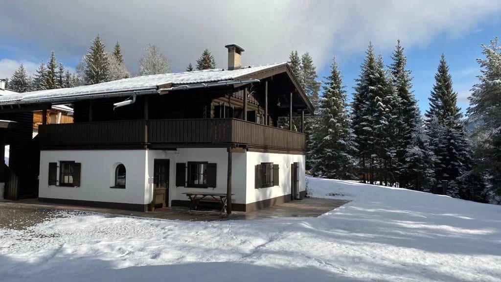 Seitenansicht des Chalet Franz im Schnee